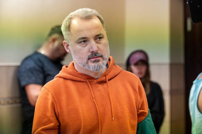 Pierwsza miłość, odcinek 4172. więźniowie w więzieniu Bartka (Rafał Kwietniewski)