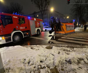 Odśnieżanie zakończone chaosem. Posypywarka runęła na skrzyżowanie