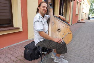 Pan Michał grał w Lesznie na wyjątkowym instrumencie. Ma 56 strun! [FILM]