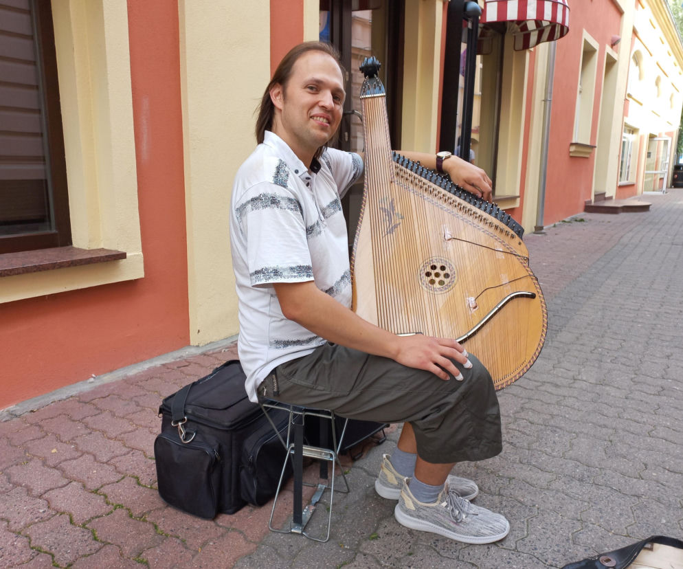 Pan Michał grał w Lesznie na wyjątkowym instrumencie. Ma 56 strun!