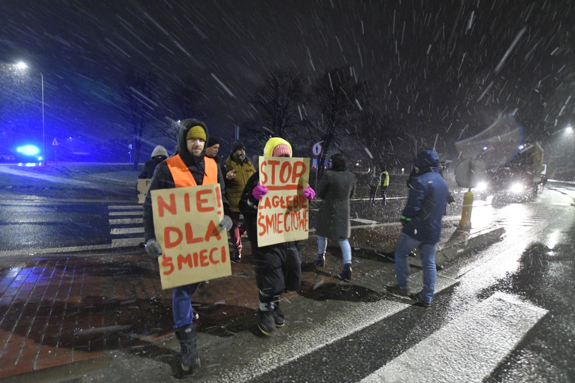 Blokowali rondo bo nie chcą smrodu. „Burmistrz sprzedał nasze zdrowie!”