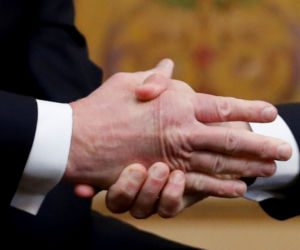 Święto pokoju w Paryżu. Trump w żelaznym uścisku Macrona.
