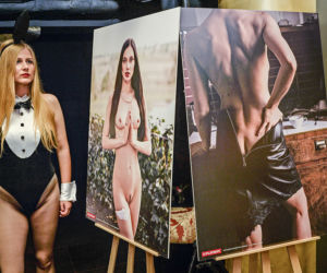 Katarzyna Warnke pozuje przy swoich nagich zdjęciach na imprezie Playboya
