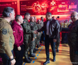 Karol Nawrocki w skórze na gali boksu
