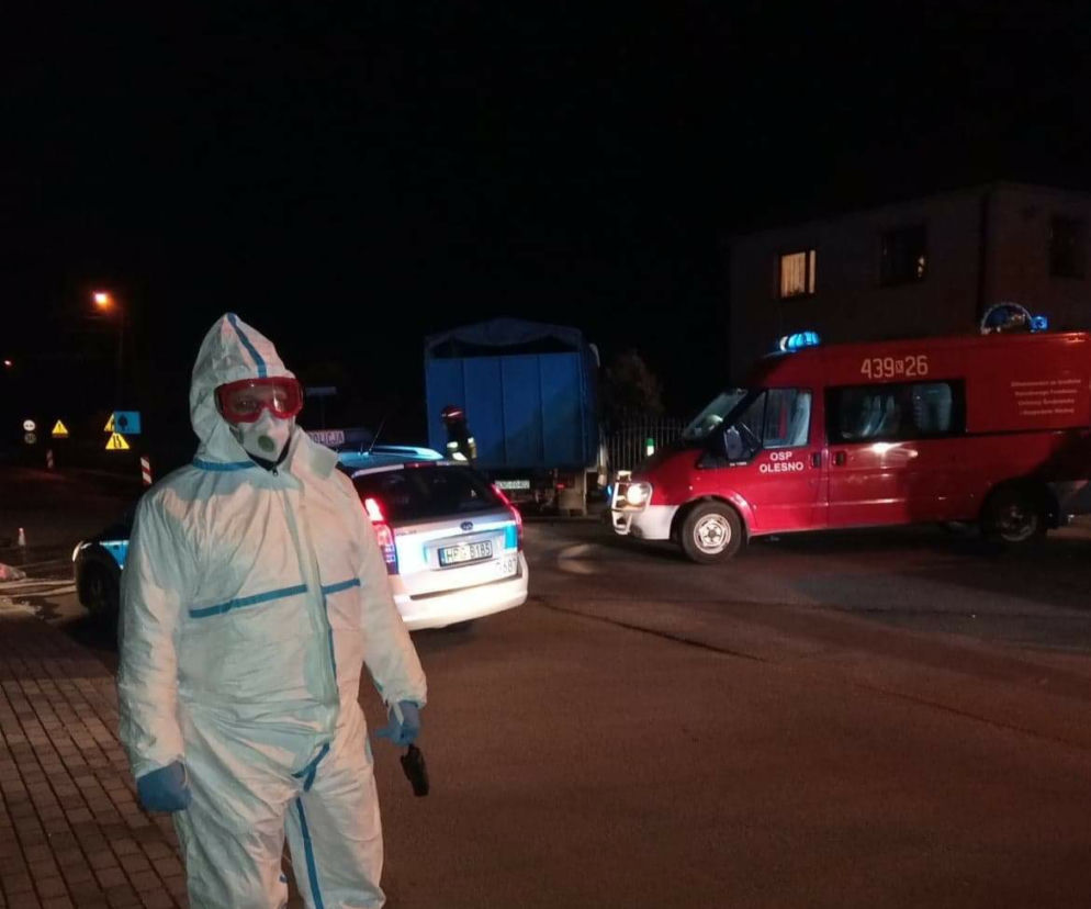 ZDERZENIE osobówek w Oleśnie! Na miejscu służby w białych kombinezonach 