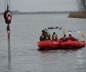 Dziwnów: KOSZMAR! Cztery osoby, w tym dwoje dzieci, wyłowiono wraz z autem z rzeki Dziwnej