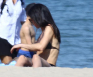 Marta Kaczyńska z mężem i synem na plaży