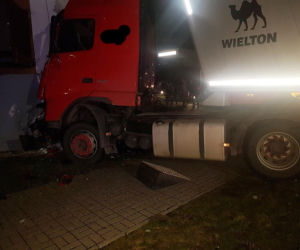Groźny wypadek w Łabiszynie! Samochód ciężarowy WBIŁ się w blok [ZDJĘCIA]