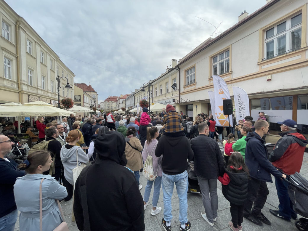 Rzeszowianie zagrali i zaśpiewali "Kiedy byłem małym chłopcem" przy pomniku Tadeusza Nalepy	