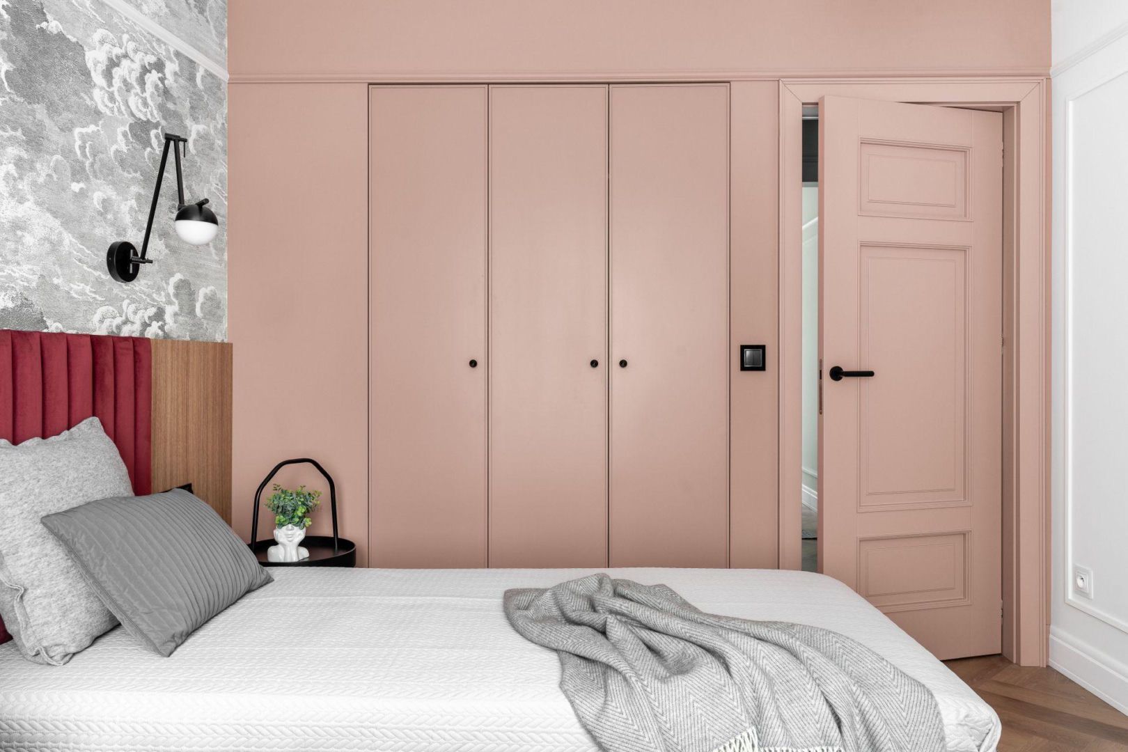 Pastelowa zabudowa meblowa w sypialni