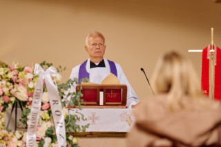 Na Wspólnej, odc. 4268. Ksiądz na pogrzebie Marii Zięby (śp. Bożena Dykiel)
