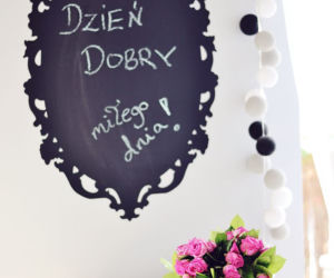 Aranżacja ściany nad stołem w jadalni