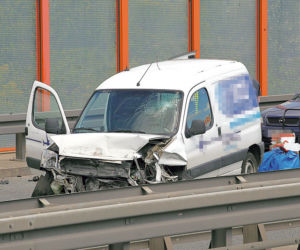 Rozbite auto zablokowało Trasę
