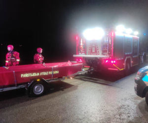 Koszmarny finał piątkowego wieczoru. Auto wpadło do stawu. W środku cztery osoby