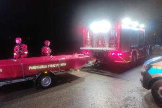 Koszmarny finał piątkowego wieczoru. Auto wpadło do stawu. W środku cztery osoby