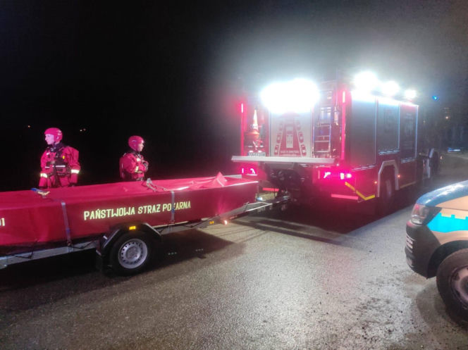 Koszmarny finał piątkowego wieczoru. Auto wpadło do stawu. W środku cztery osoby