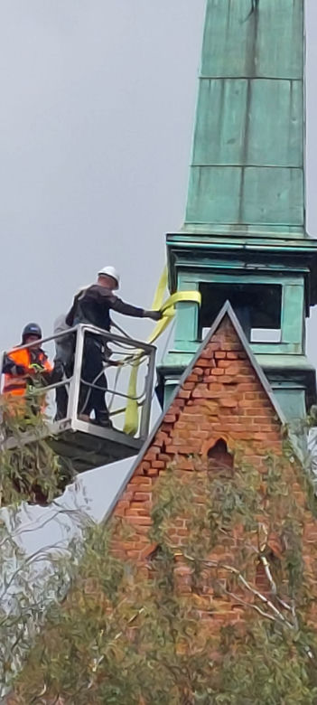 Iglica kościoła skrywała tajemnicę sprzed lat. Sensacyjne odkrycie w Juchowie