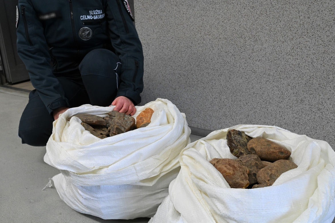 Udaremniony przemyt bursztynu na przejściu granicznym w Zosinie