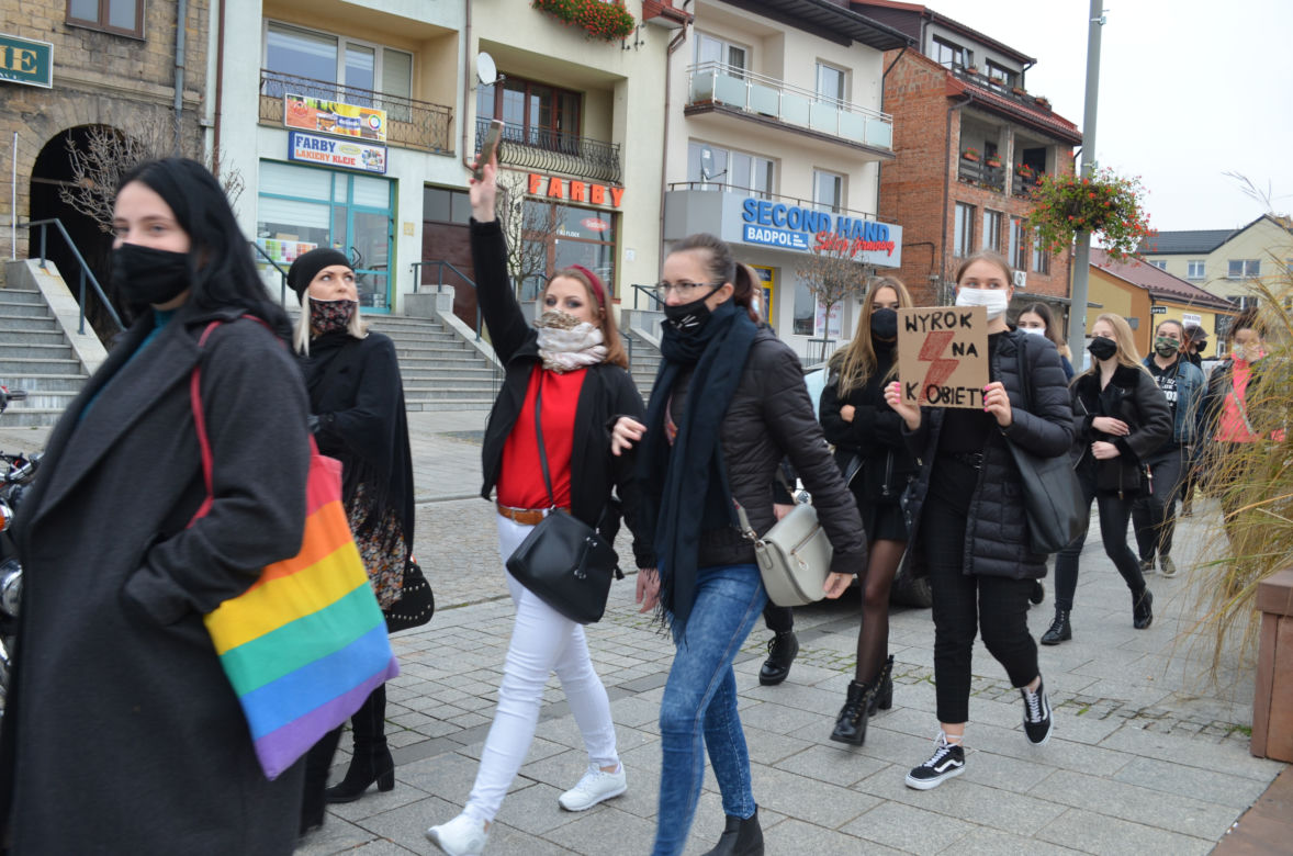 "NIE JESTEŚMY INKUBATORAMI" w Starachowicach też protestowali przed biurami posłów PiS 