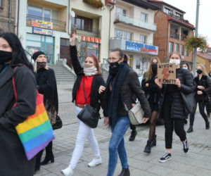 NIE JESTEŚMY INKUBATORAMI w Starachowicach też protestowali przed biurami posłów PiS 