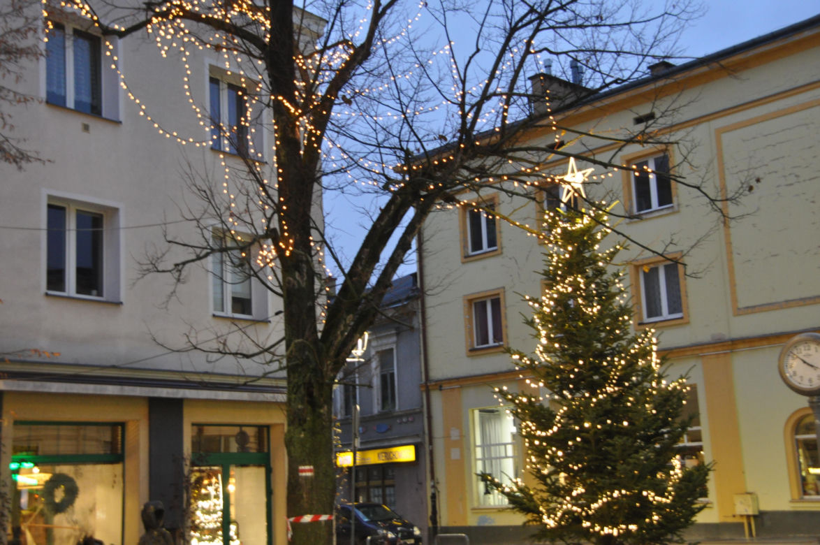 Świąteczne iluminacje na deptaku i Placu Artystów w Kielcach