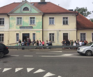 Tłum pasażerów w pociągu do Helu