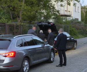 Kaczyński zwiózł zapasy dla kotów