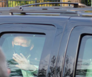 Trump WYSZEDŁ ze szpitala! Po chwili WRÓCIŁ. Ważne słowa lekarz