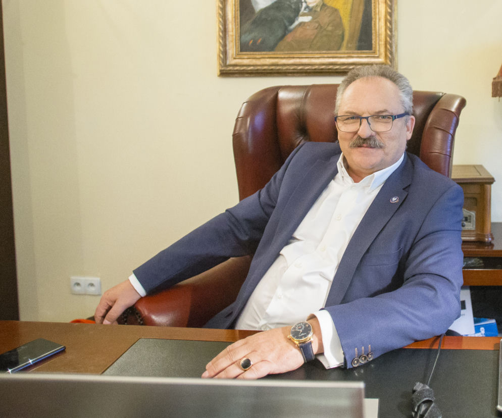 Marek Jakubiak siedzi w skórzanym fotelu za biurkiem. O ataku posła na KO przeczytasz na SE Polityka.