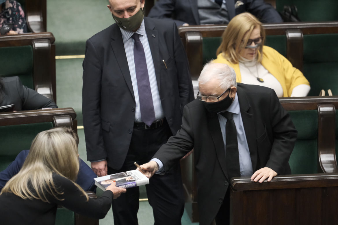 kaczyński w sejmie podpisuje książkę