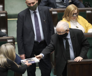 kaczyński w sejmie podpisuje książkę