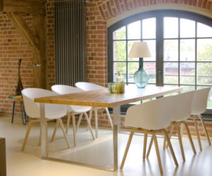 Wysokie okna i przestrzeń w stylu industrialnym