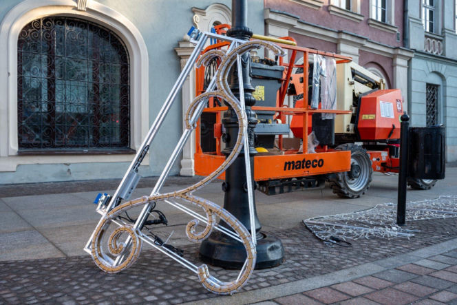 Trwa montaż choinki i świątecznych iluminacji