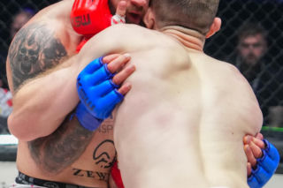XTB KSW 121. Potężny cios w krocze, trybuny zamarły!