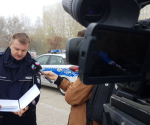 Rozbłyśnij rozsądkiem - załóż odblask - akcja policji w powiecie toruńskim