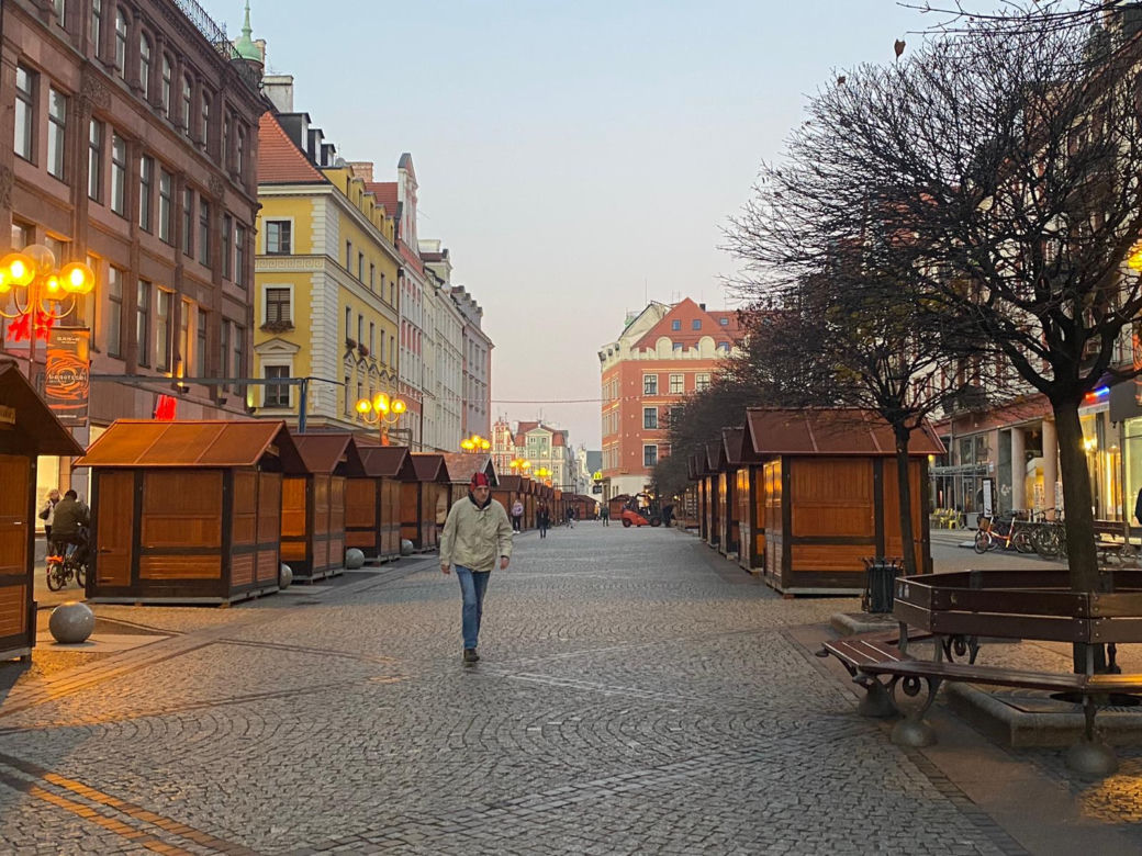 Choinka we Wrocławiu prawie gotowa. Zdania mieszkańców znowu podzielone [ZDJĘCIA]