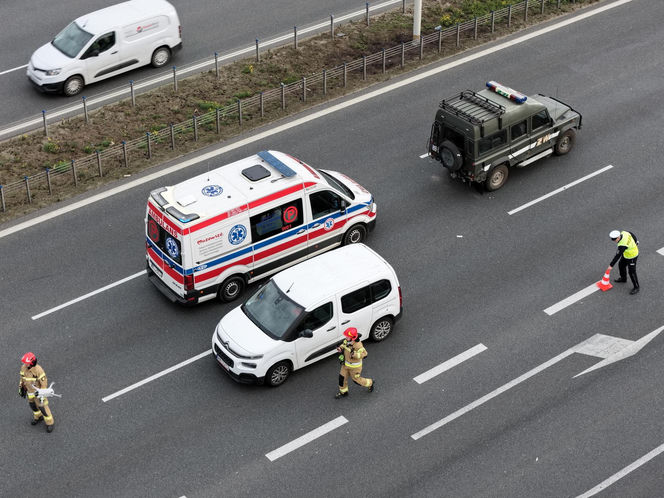 Potężna kraksa na S2. Ranne dwie osoby, w tym żołnierz