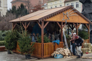 Bożonarodzeniowa szopka zrobiona przez bydgoskich uczniów stanęła na Starym Rynku. Młodzi artyści ozdobili też ratuszową choinkę
