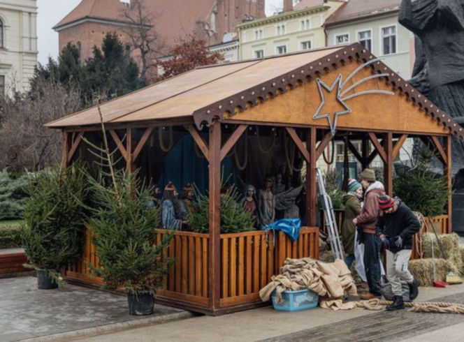 Bożonarodzeniowa szopka zrobiona przez bydgoskich uczniów stanęła na Starym Rynku. Młodzi artyści ozdobili też ratuszową choinkę