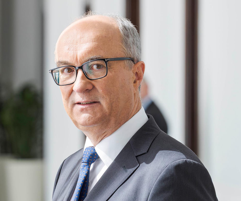 Portret Włodzimierza Czarzastego w garniturze i okularach. O zakupie obrazu Witkacego dla Sejmu przeczytasz na Eska.