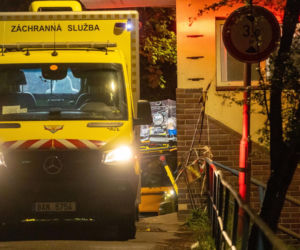 Izolacja, kombinezony i strach przed wirusem. Lekarz z Afryki pod obserwacją w Pradze