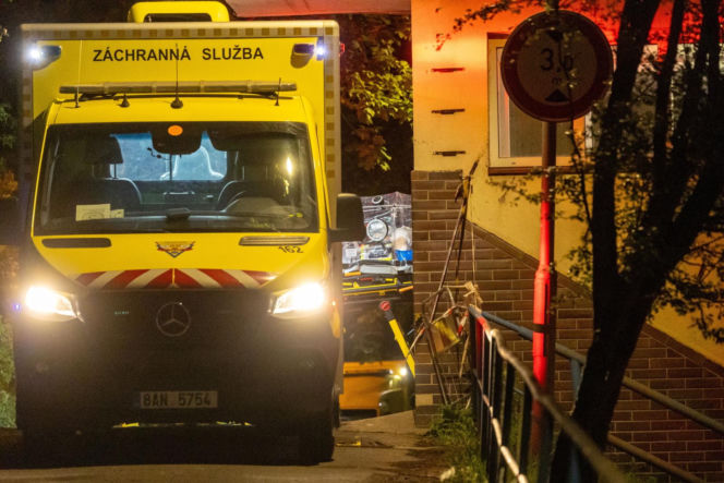 Izolacja, kombinezony i strach przed wirusem. Lekarz z Afryki pod obserwacją w Pradze