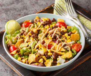 Sałatka z mięsem mielonym i nachosami – chrupiący hit na kolację i imprezę