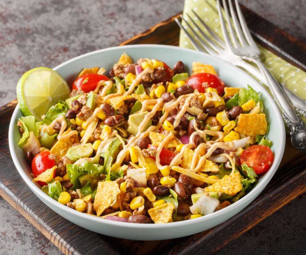 Sałatka z mięsem mielonym i nachosami – chrupiący hit na kolację i imprezę