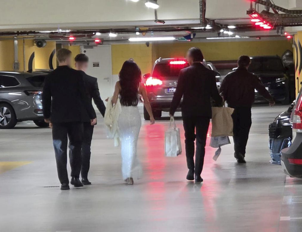 Justyna Steczkowska przemyka po parkingu w otoczeniu ochroniarzy