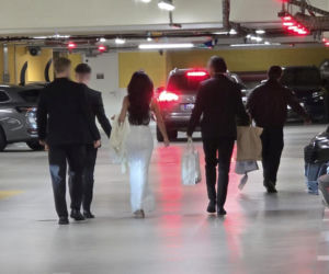 Justyna Steczkowska przemyka po parkingu w otoczeniu ochroniarzy