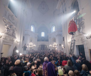 Podczas uroczystości do zgromadzonych zszedł po drabinie sam Święty Mikołaj