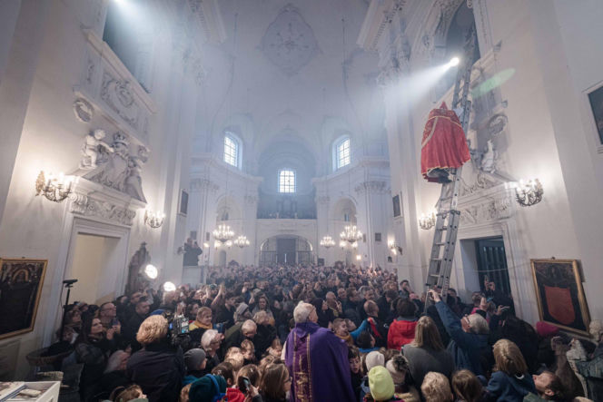 Podczas uroczystości do zgromadzonych zszedł po drabinie sam Święty Mikołaj