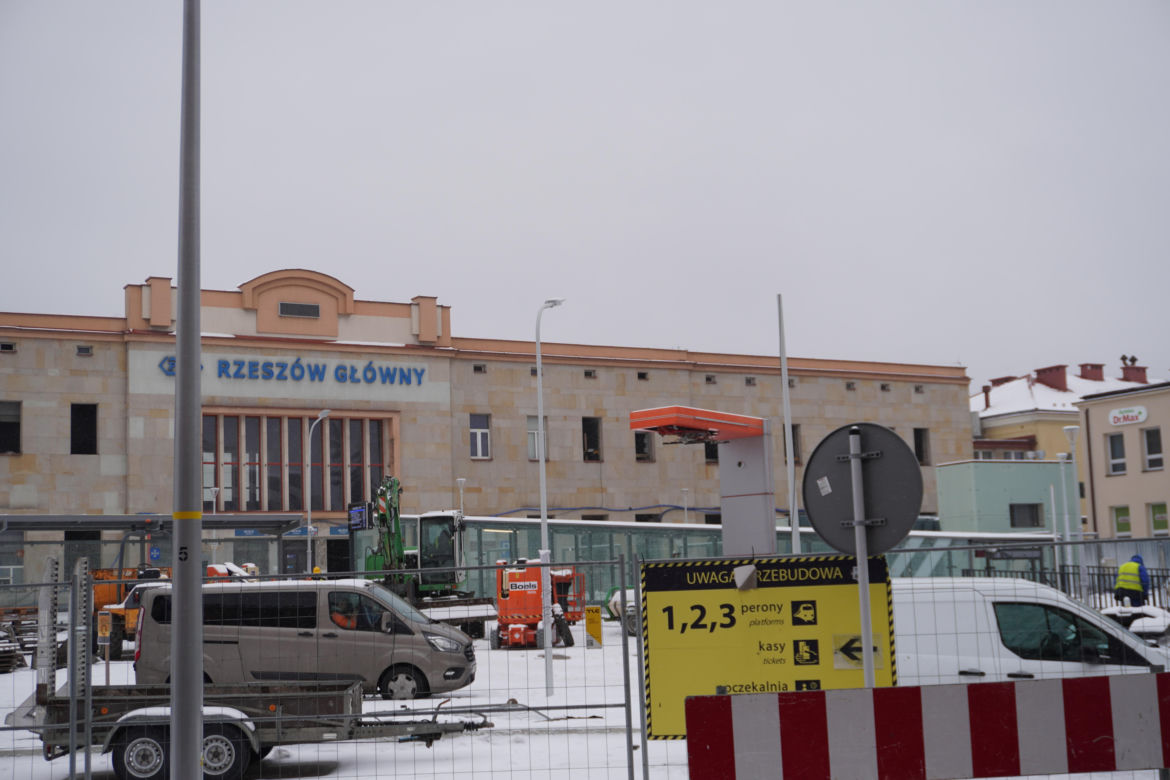 Nowy plac przed dworcem prawie gotowy. Kiedy zostanie otwarty?