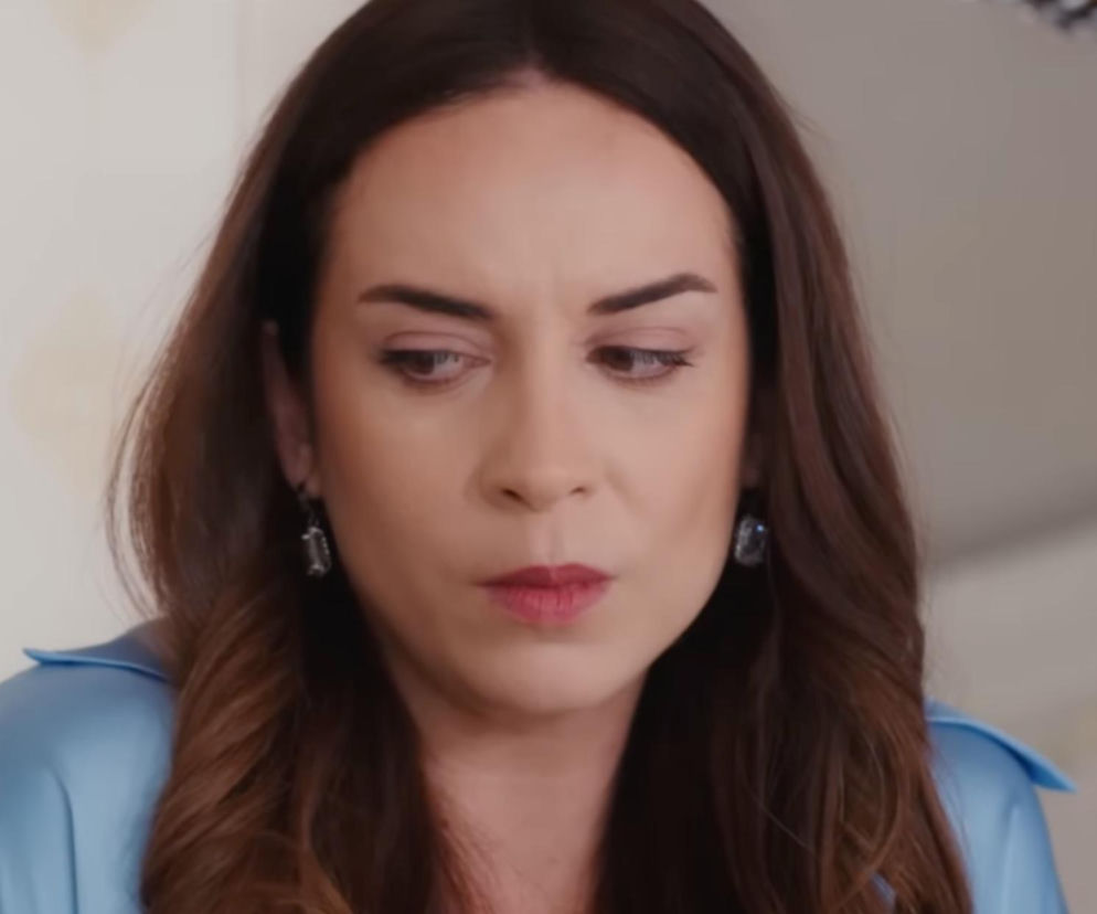 Skupiona Beyza z serialu Panna młoda patrzy w dół. O jej intrygach w 204. odcinku przeczytasz na SE Superseriale.